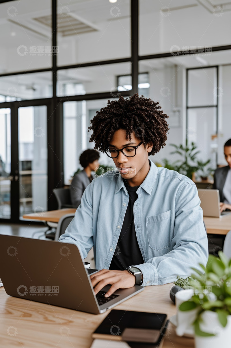 高清大图下载【趣麦麦图】非裔男子办公室使用笔记本电脑