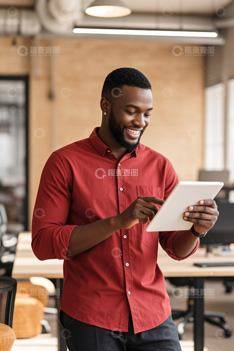 高清大图下载【趣麦麦图】黑人男子办公室使用平板电脑