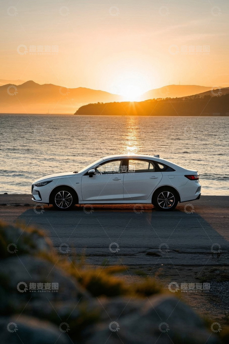 高清大图下载【趣麦麦图】海边日落时的白色轿车
