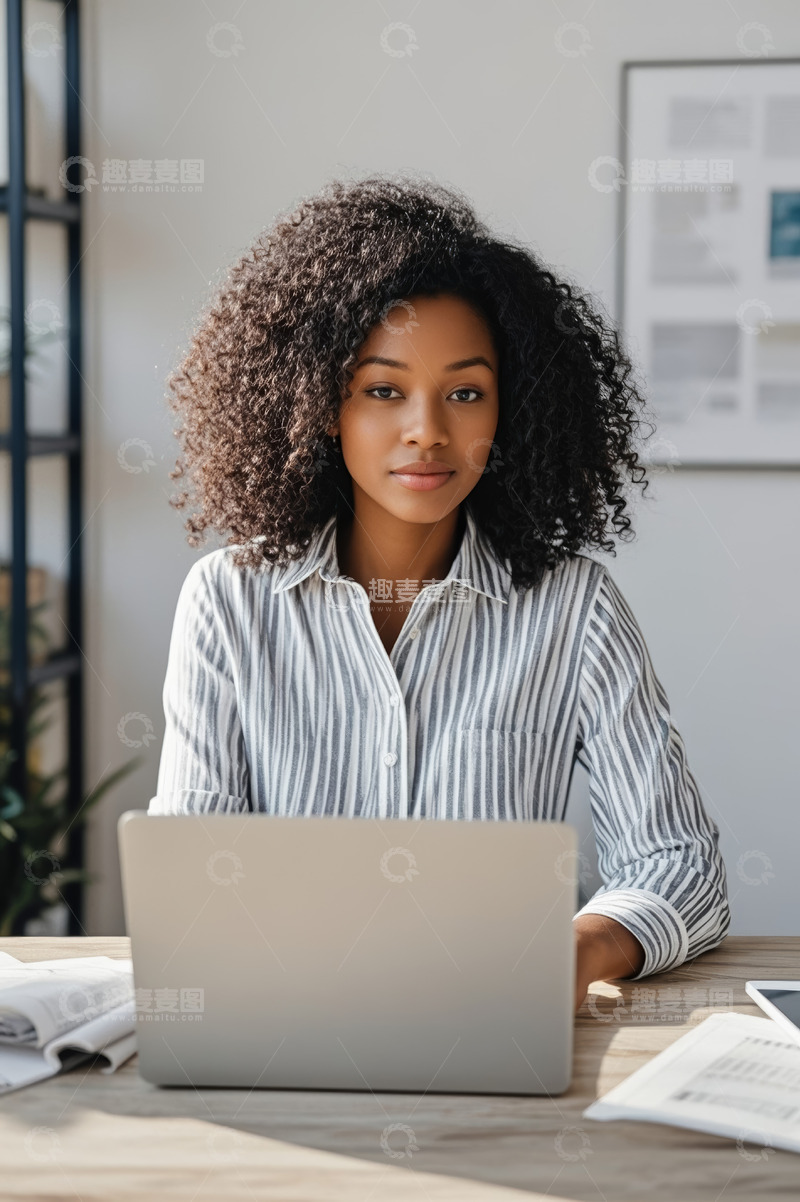高清大图下载【趣麦麦图】非洲裔女性使用笔记本电脑办公