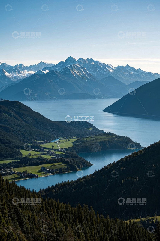 高山湖泊自然风光全景