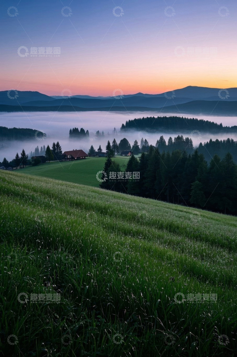 高清大图下载【趣麦麦图】山间晨雾中的森林与草地景观