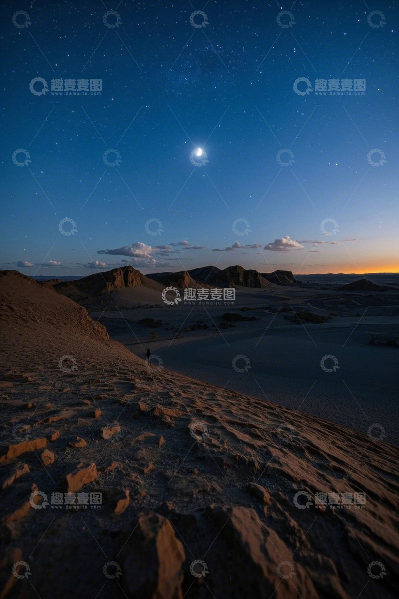 高清大图下载【趣麦麦图】沙漠星空下的孤独身影