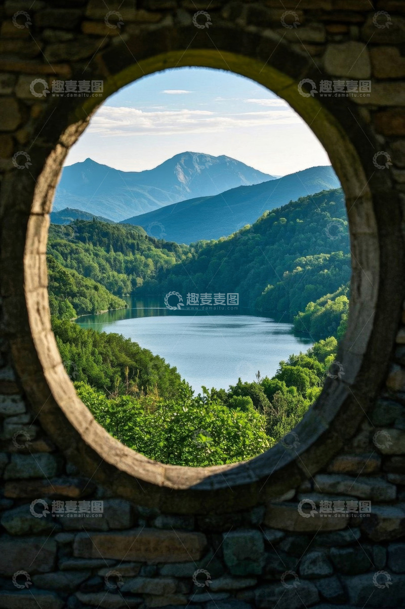 高清大图下载【趣麦麦图】石窗中展现的山水森林景致