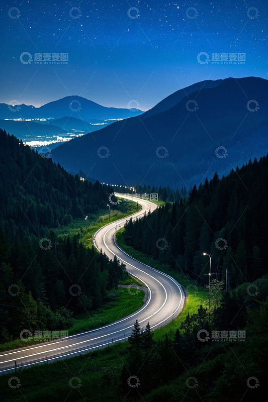 山间夜色中蜿蜒的公路