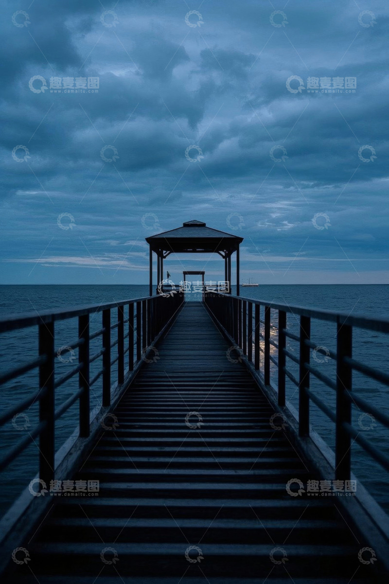 高清大图下载【趣麦麦图】海边码头延伸至海面的长廊