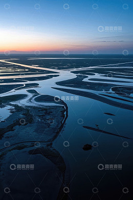 航拍日落时分的河流景观
