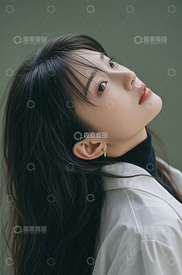 亚洲女孩仰头特写