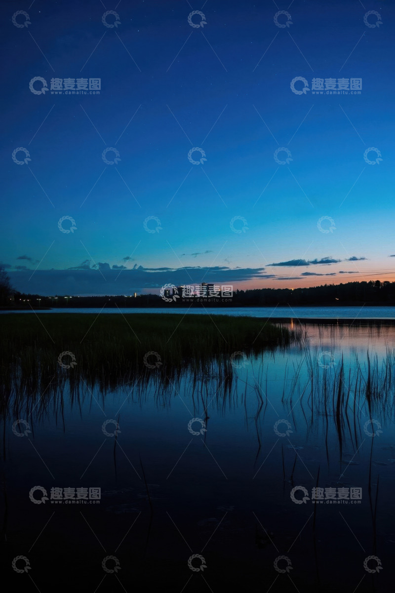 高清大图下载【趣麦麦图】湖畔黄昏天空与城市远景
