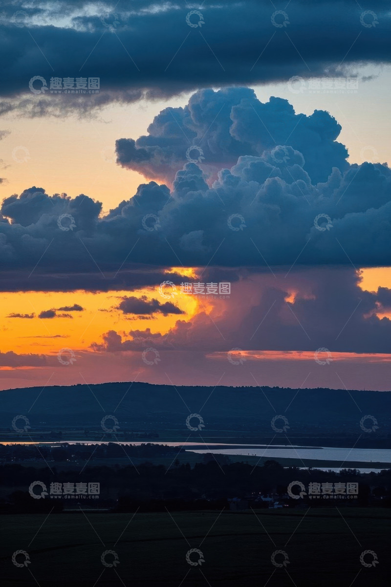 高清大图下载【趣麦麦图】日落时分天空中的壮丽云彩