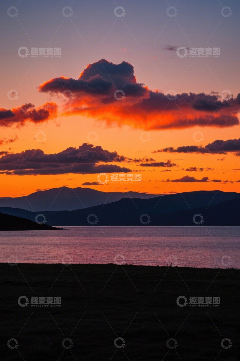 高清大图下载【趣麦麦图】湖畔日落时分的天空与远山