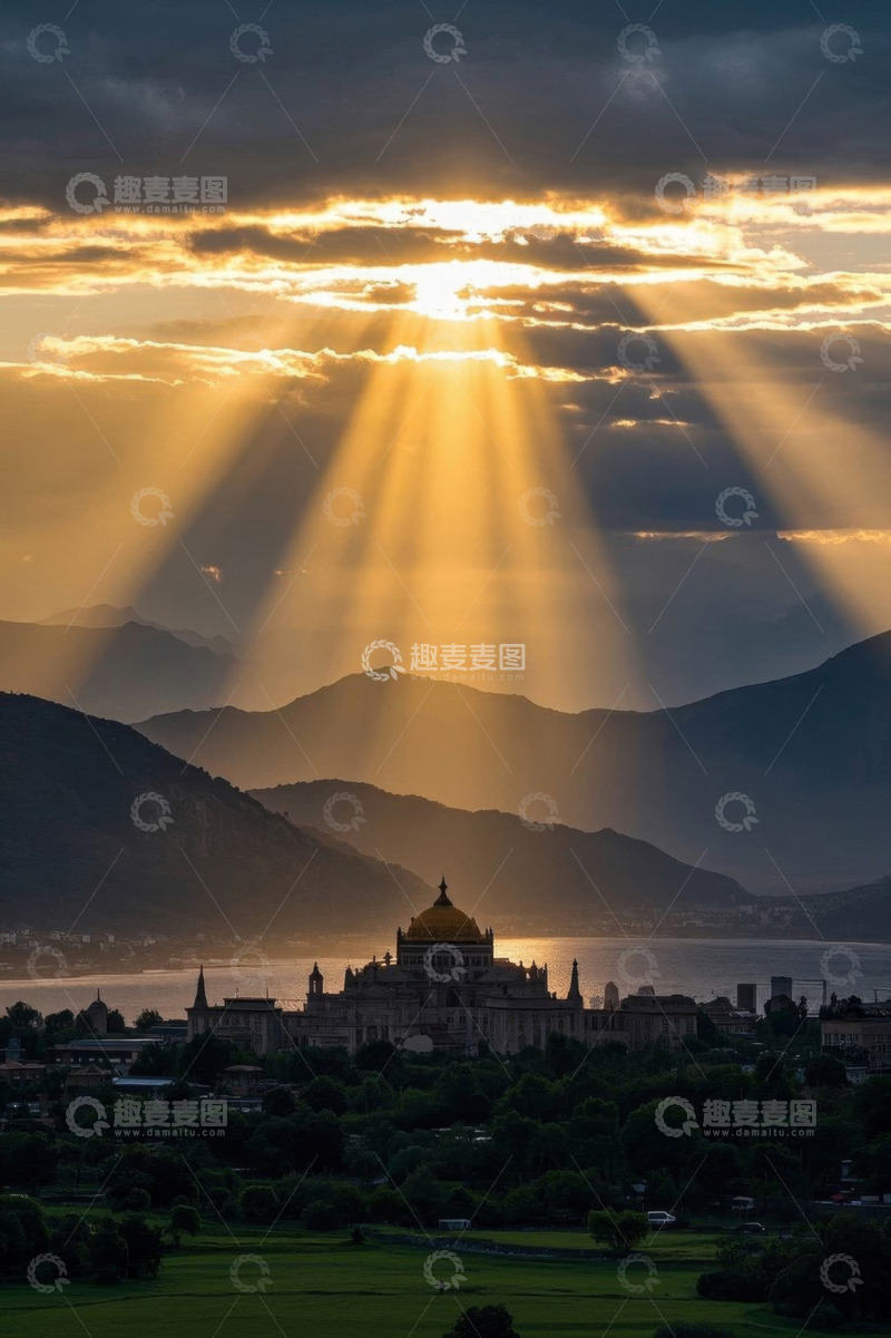 高清大图下载【趣麦麦图】夕阳下的建筑与山脉景观