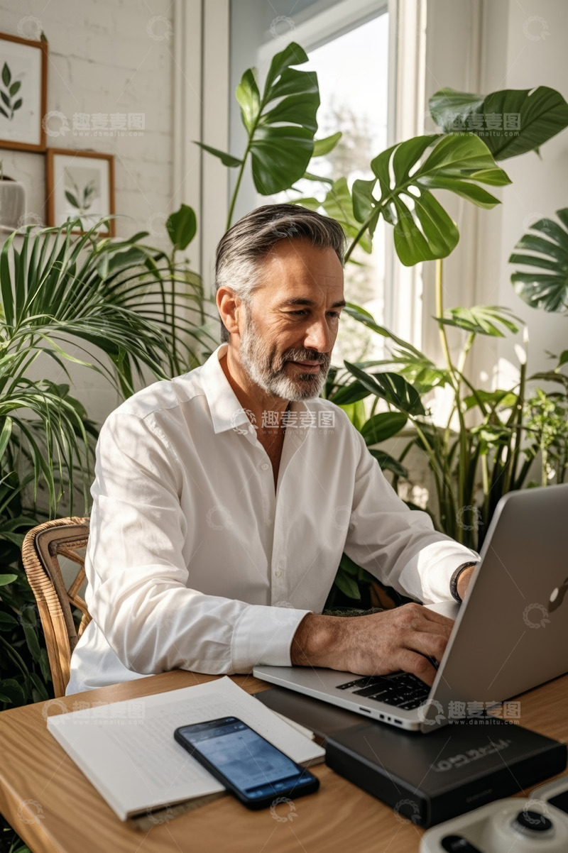 高清大图下载【趣麦麦图】中年男子室内使用笔记本电脑
