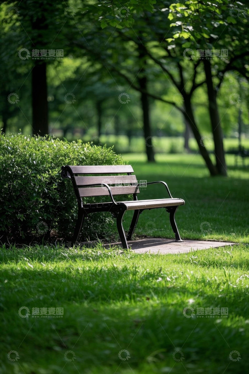 高清大图下载【趣麦麦图】公园草地旁的休闲长椅