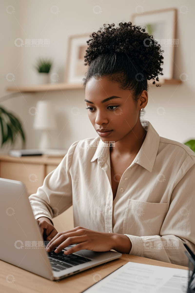 高清大图下载【趣麦麦图】非洲女性居家使用笔记本电脑