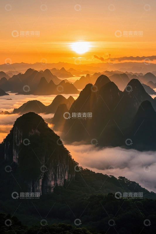 桂林山间日出云海景观