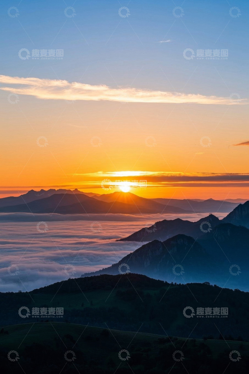 高清大图下载【趣麦麦图】山峦云海间的日出景象