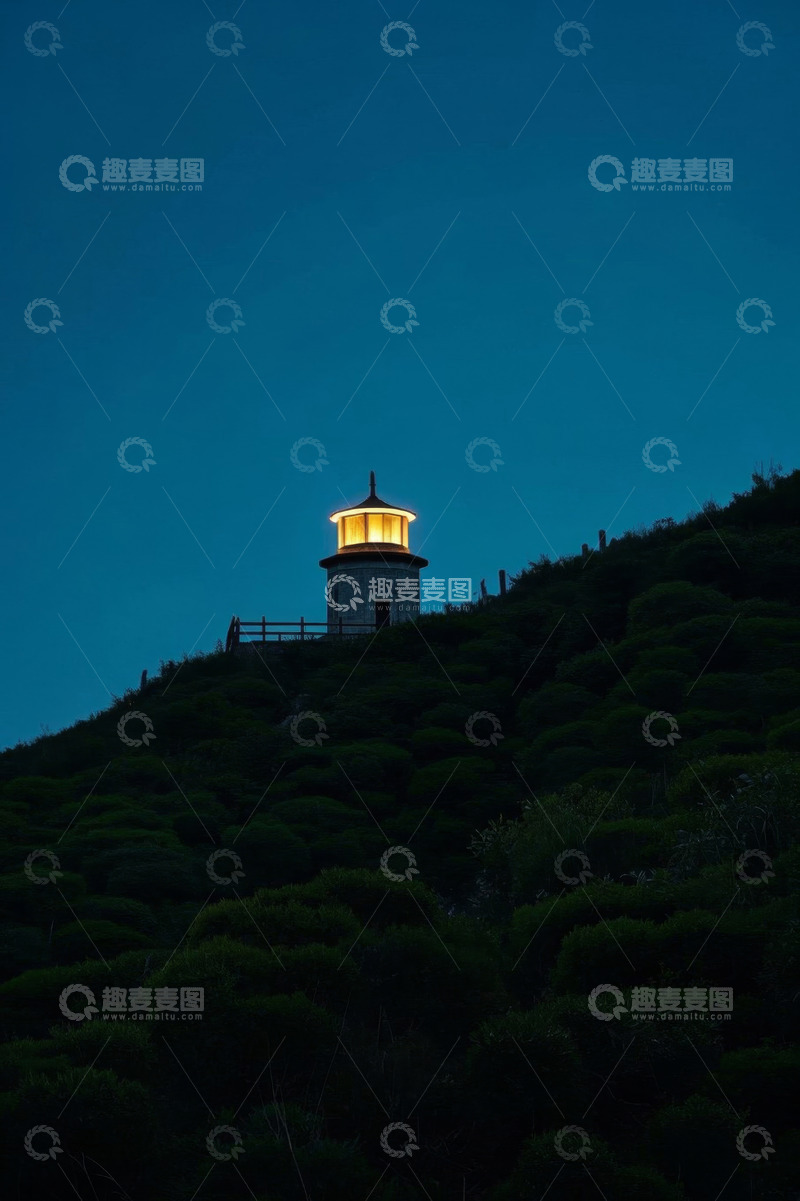 高清大图下载【趣麦麦图】暮色中亮灯的山丘灯塔