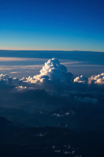 高空俯瞰壮丽云层与蓝天