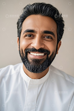 微笑的中东男子半身像