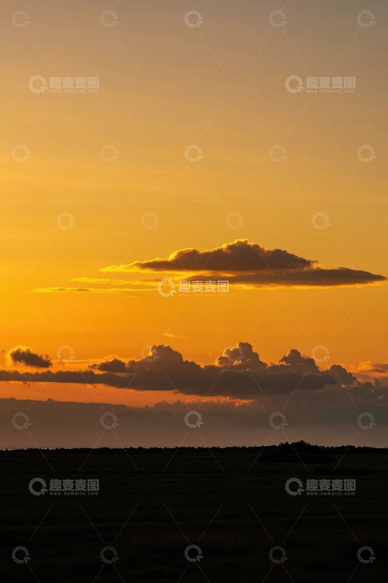 高清大图下载【趣麦麦图】日落时分的天空与云朵景象