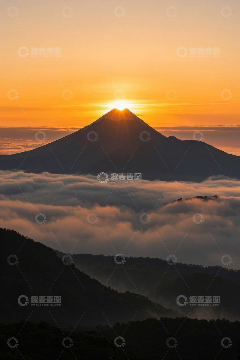 高清大图下载【趣麦麦图】日出时分山巅云海景观