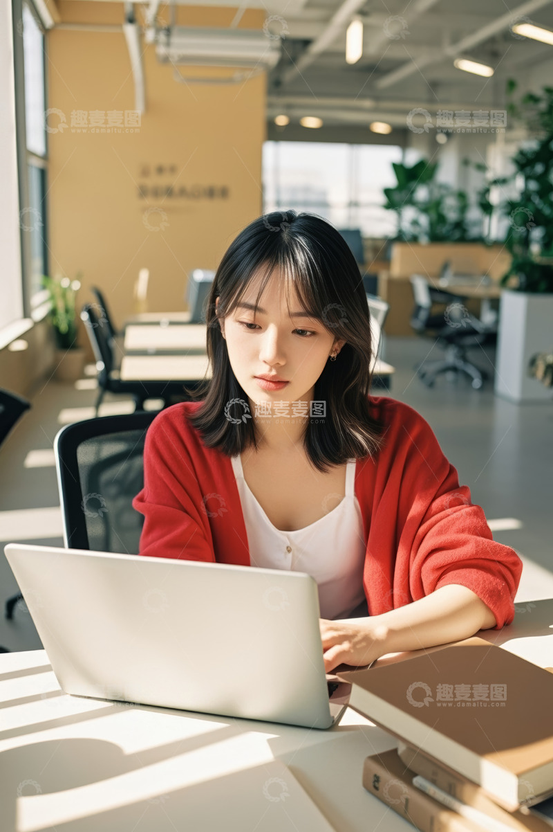高清大图下载【趣麦麦图】办公女性使用笔记本电脑工作