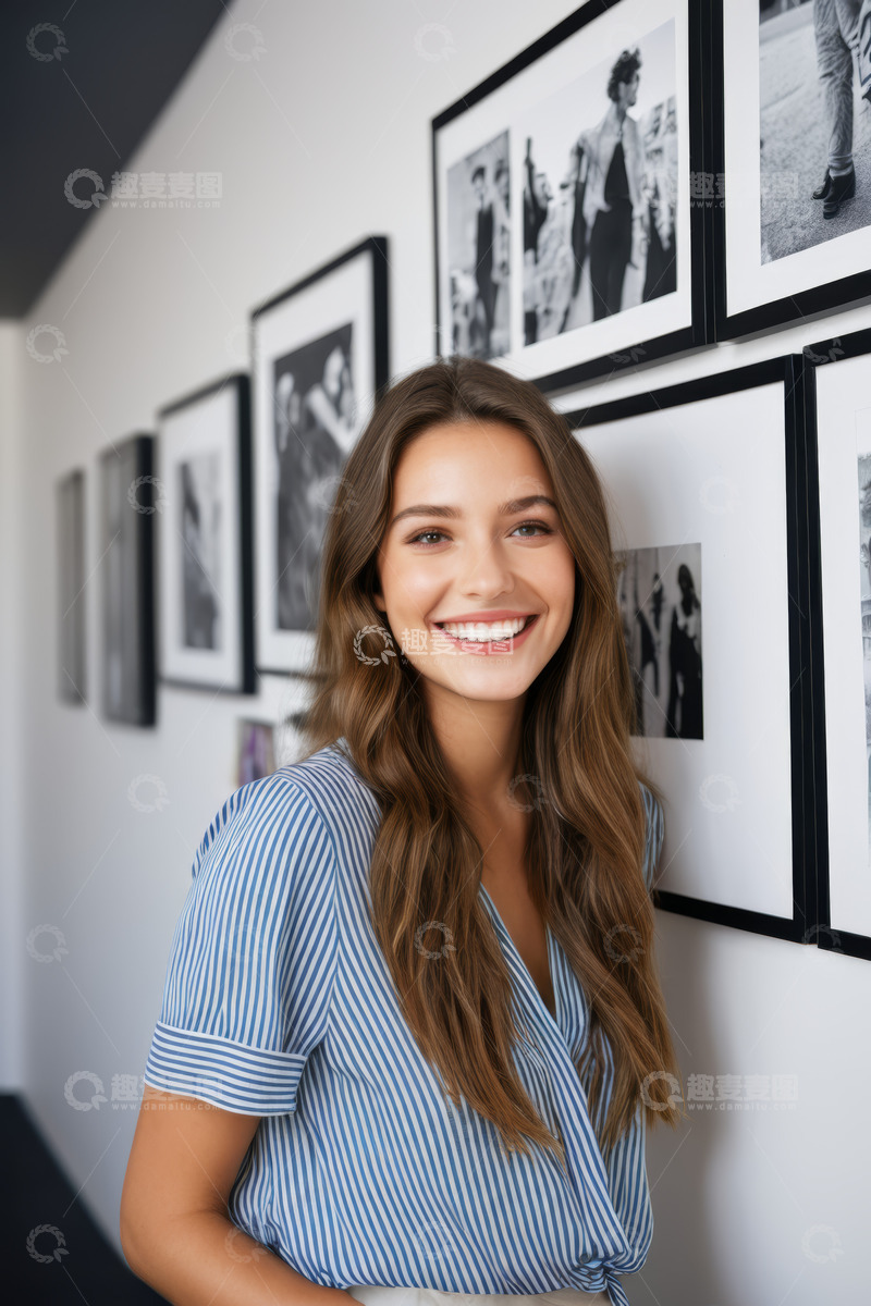 高清大图下载【趣麦麦图】微笑女子于照片墙前的休闲场景