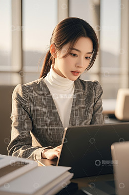 亚洲女性商务办公使用笔记本
