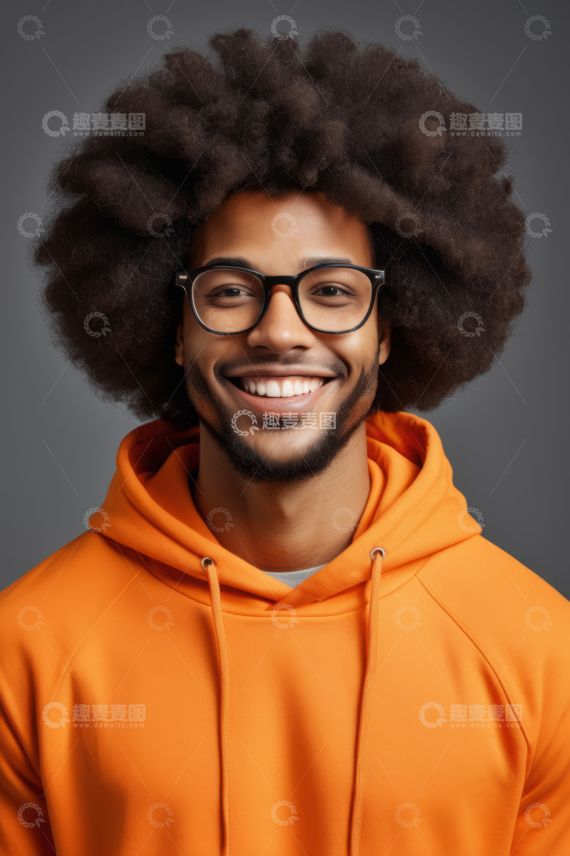 高清大图下载【趣麦麦图】穿橙色卫衣微笑的男子肖像