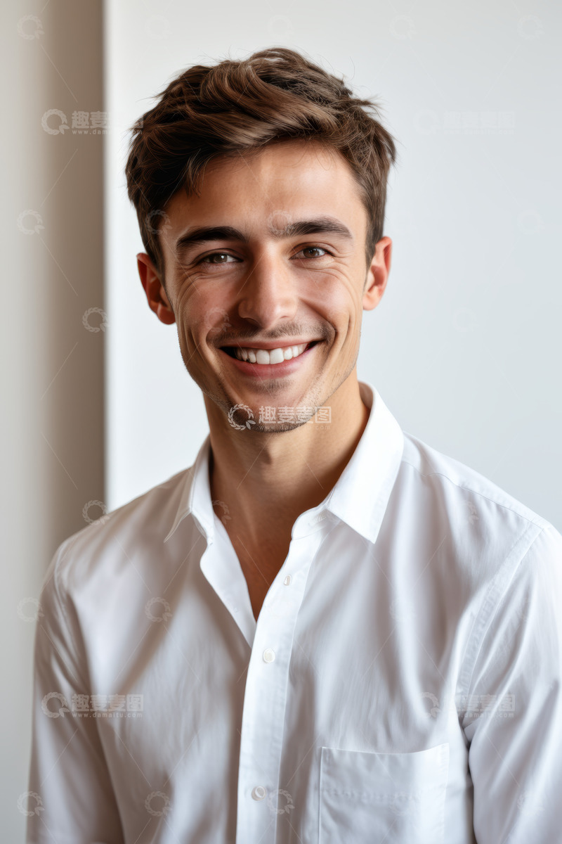 高清大图下载【趣麦麦图】穿白衬衫微笑的男士肖像