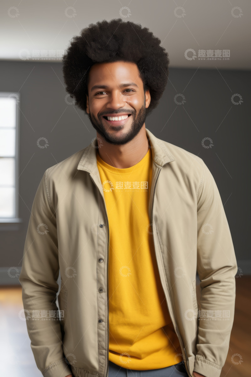 高清大图下载【趣麦麦图】微笑的年轻男性室内肖像