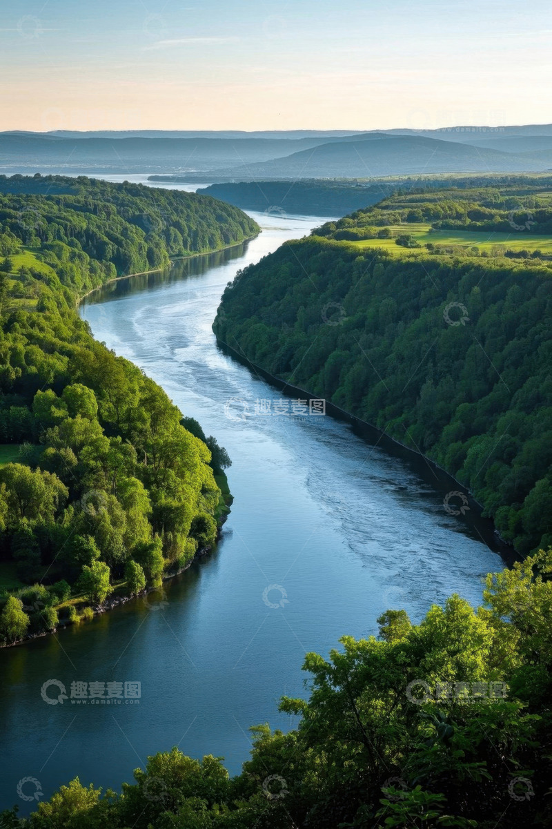 高清大图下载【趣麦麦图】蜿蜒河流与周边森林景观