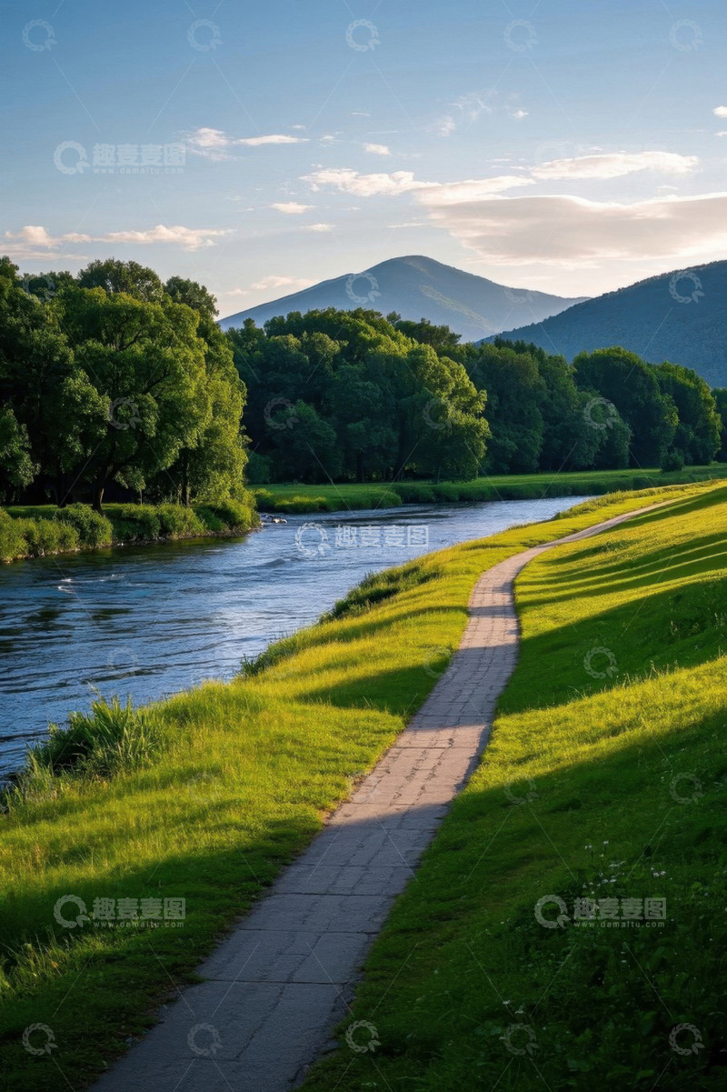 高清大图下载【趣麦麦图】河畔绿树成荫的步道风景