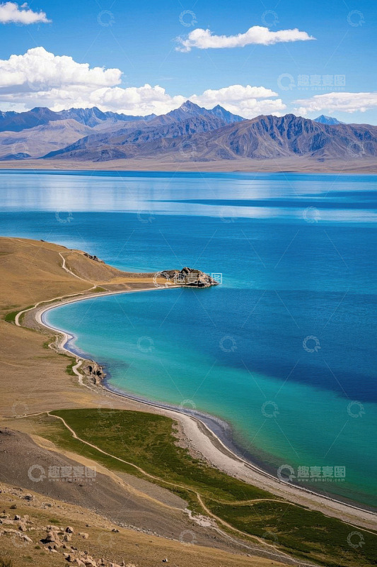 蓝色湖泊与远处山脉风光