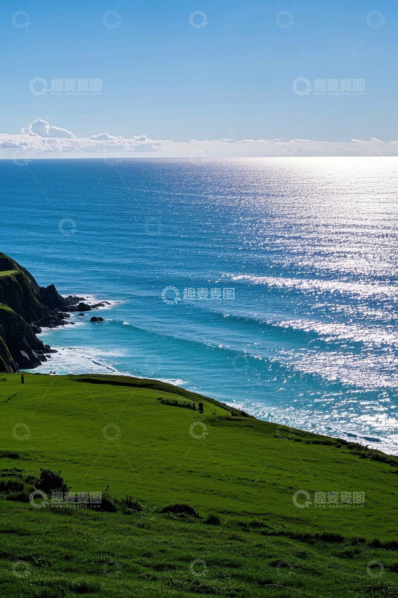 高清大图下载【趣麦麦图】海岸边的绿色草地与蓝色海洋