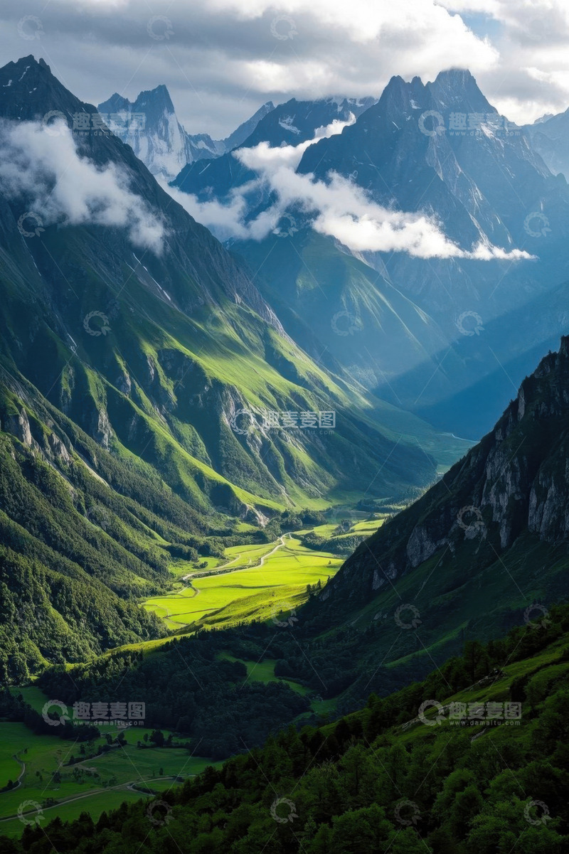 高清大图下载【趣麦麦图】山谷间连绵山脉与葱郁绿地