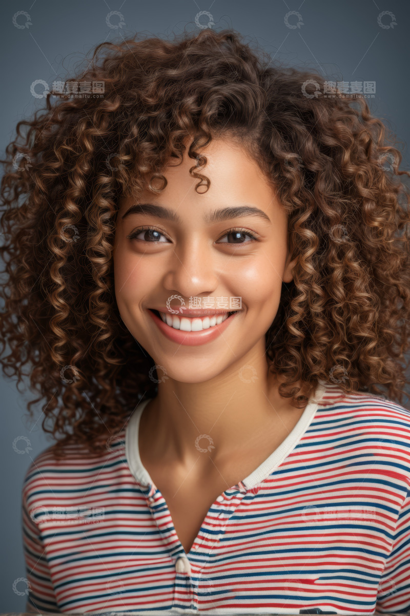 高清大图下载【趣麦麦图】卷发女子微笑肖像素材