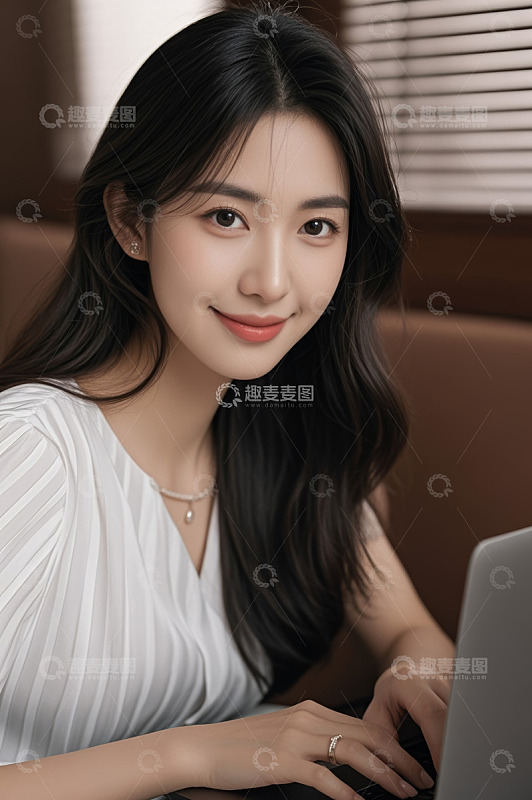 女性使用笔记本电脑微笑特写