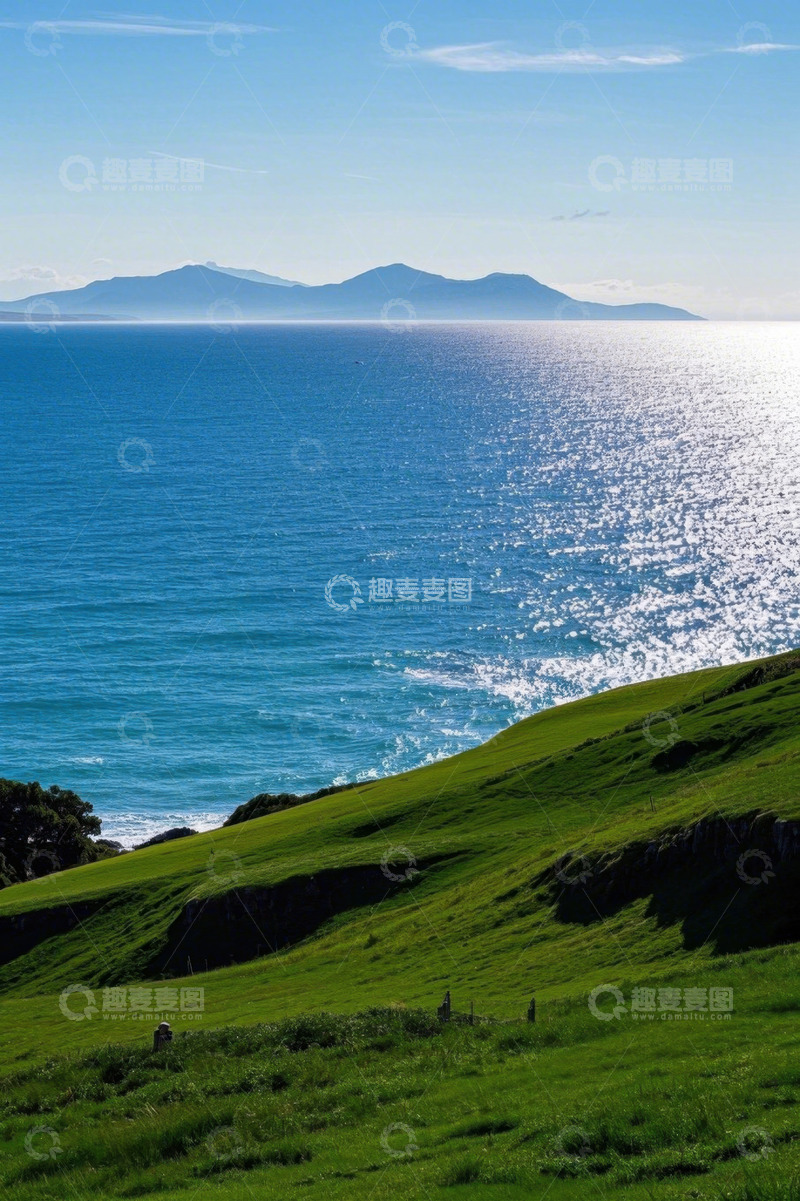 高清大图下载【趣麦麦图】海边草地与远山景观