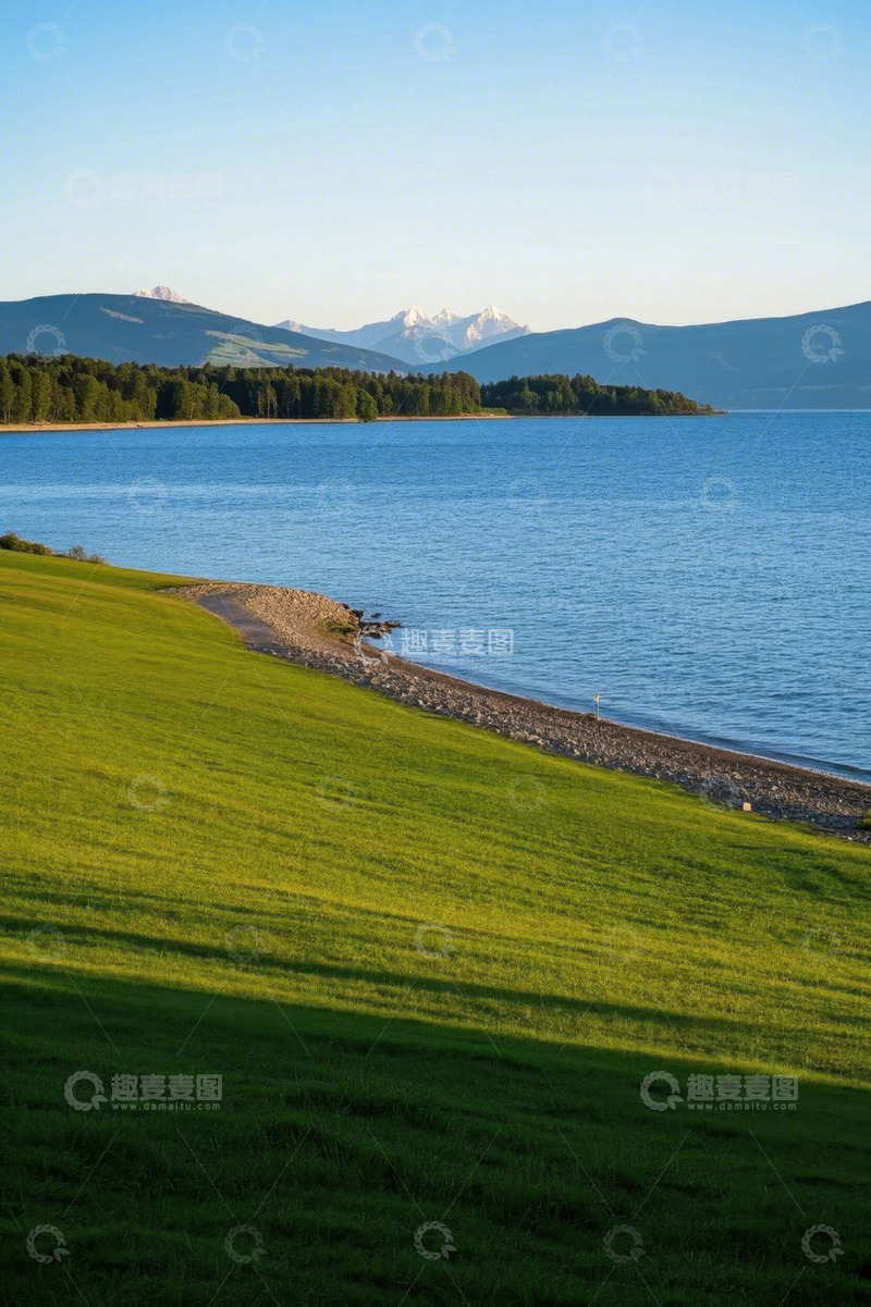 高清大图下载【趣麦麦图】湖畔青山草地自然风光