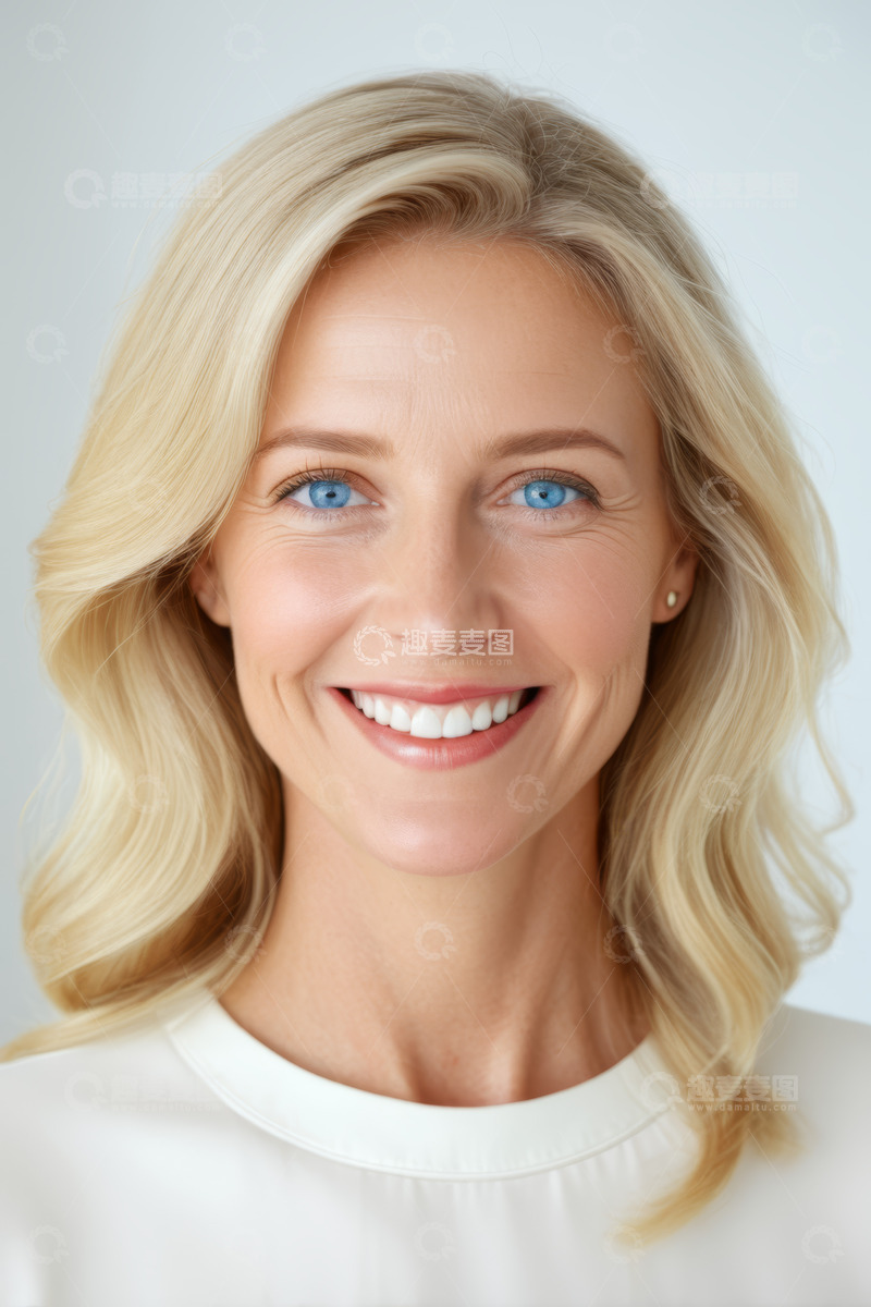 高清大图下载【趣麦麦图】金发女子微笑肖像特写