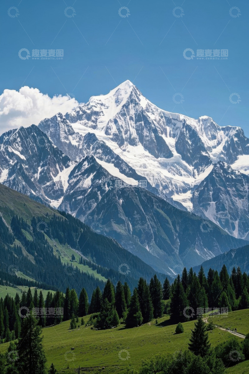 高清大图下载【趣麦麦图】雪山下的绿色山林景观