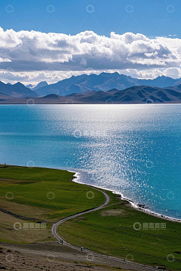 西藏湖泊与蜿蜒公路风景