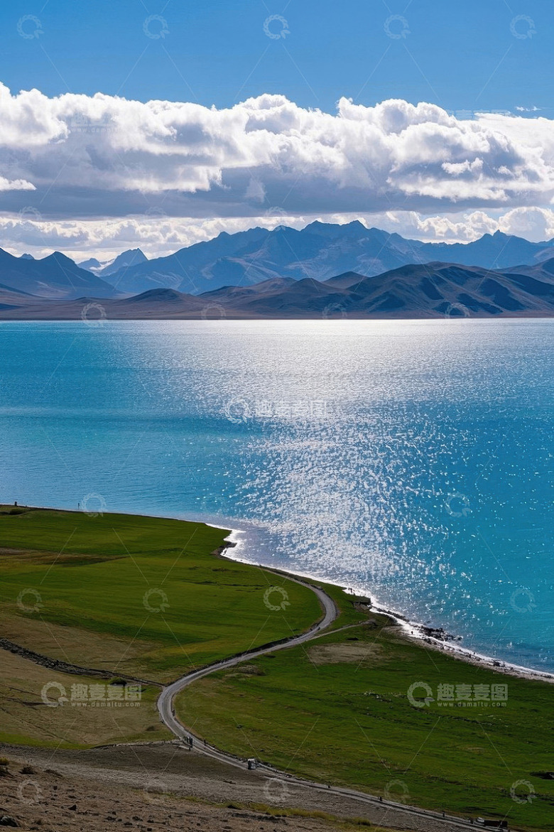 西藏湖泊与蜿蜒公路风景