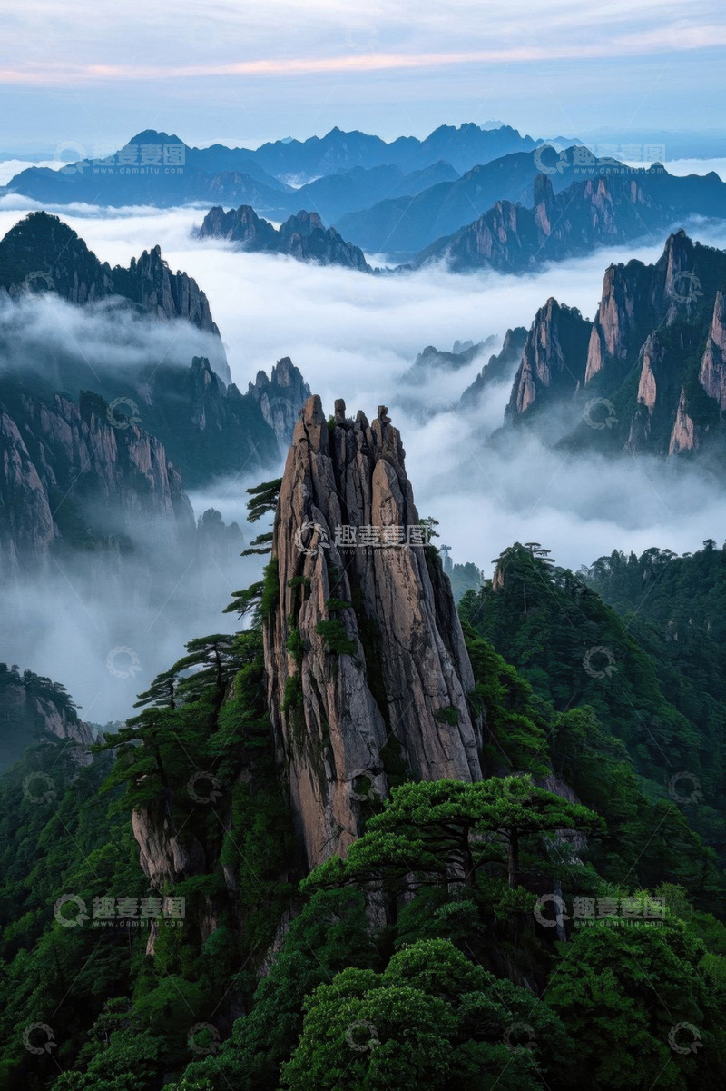 高清大图下载【趣麦麦图】安徽黄山云雾缭绕山峰景色