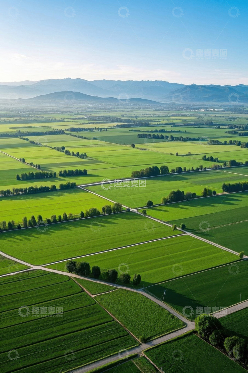 高清大图下载【趣麦麦图】俯瞰绿色田野与山脉景观