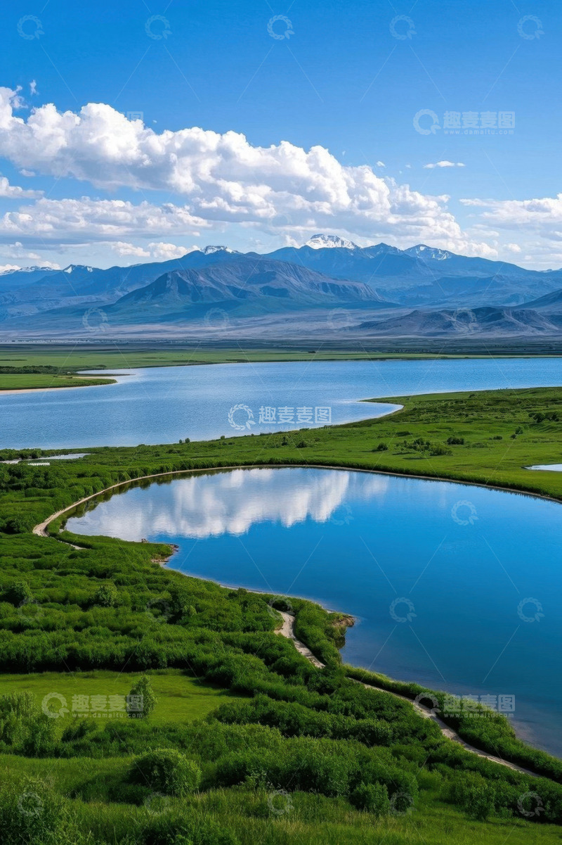 高清大图下载【趣麦麦图】草原湖泊与远处雪山风景