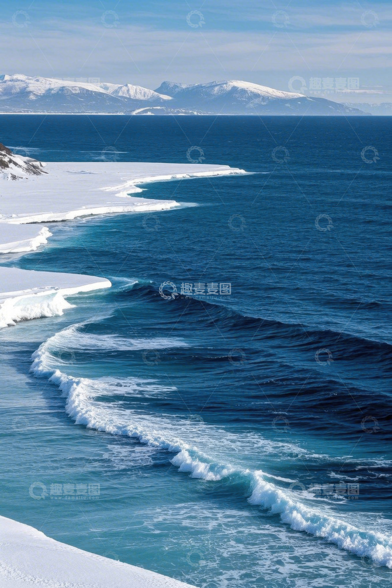 高清大图下载【趣麦麦图】冰雪覆盖海岸边的蓝色海浪