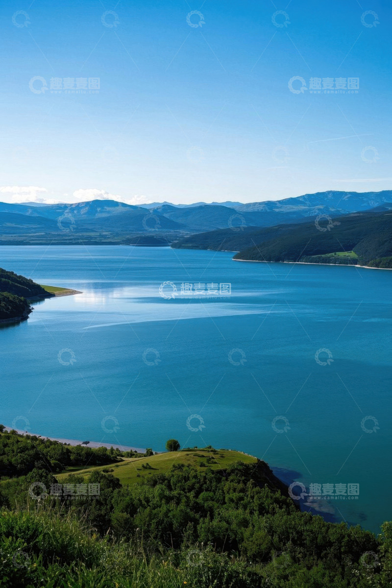 高清大图下载【趣麦麦图】蓝色湖泊与远处山峦风景